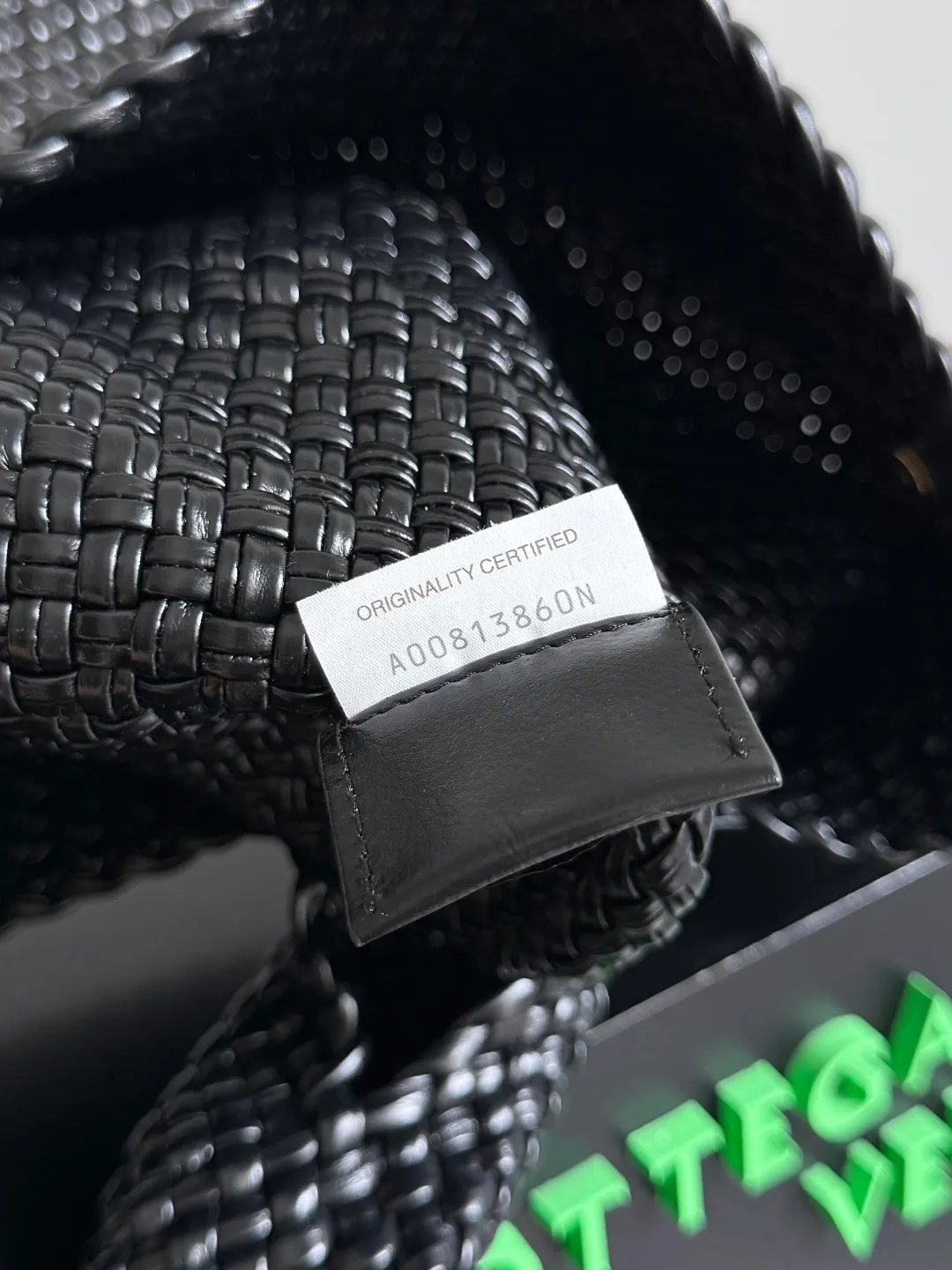 Batch 7360 BOTTEGA VENETA new product large Tosca Baci Baci means Kiss in Italian. Different from the previous Tosca style, this time the entire handbag presents a triangular shape design, and the handle is also designed with a single handle. The delicateness of each stitch of the craftsman's weaving, and the warmth of the handwork are like freshly baked bread! This is a bag that only experienced craftsmen can weave. The lightweight material and large capacity make it easy to carry whether you are an office worker or a student party😍Not only that, this bag is full of fashion, making you the center of attention whether it is for daily outings or important occasions👀 Style number: 762635 Size: 54*39.5*6cm